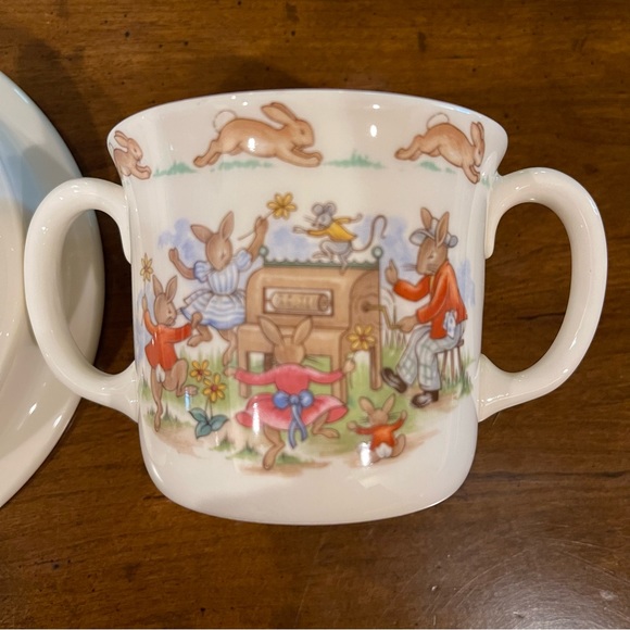 Vintage 1984 Bunnykins Royal Doulton toddler’s bowl and two handle mug set - Picture 3 of 12